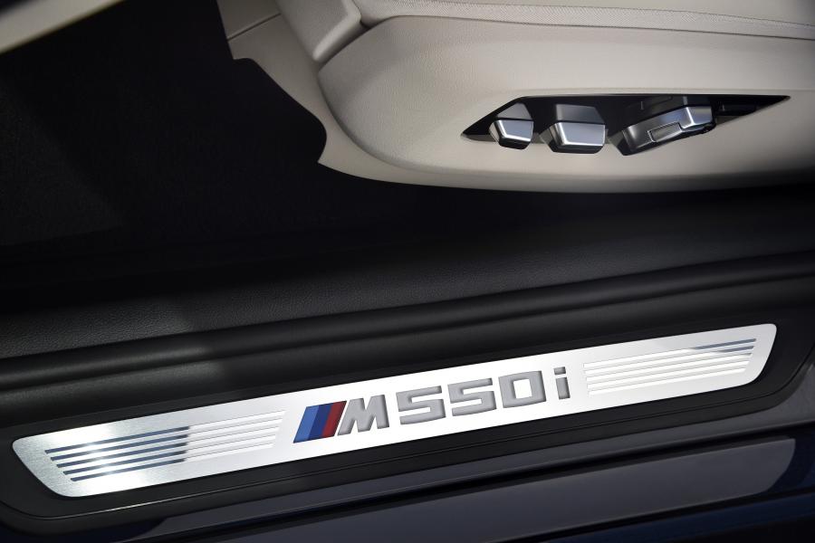 Логотип BMW M550i xDrive Sedan 2017 года  (WW) (фото 8 из 48)
